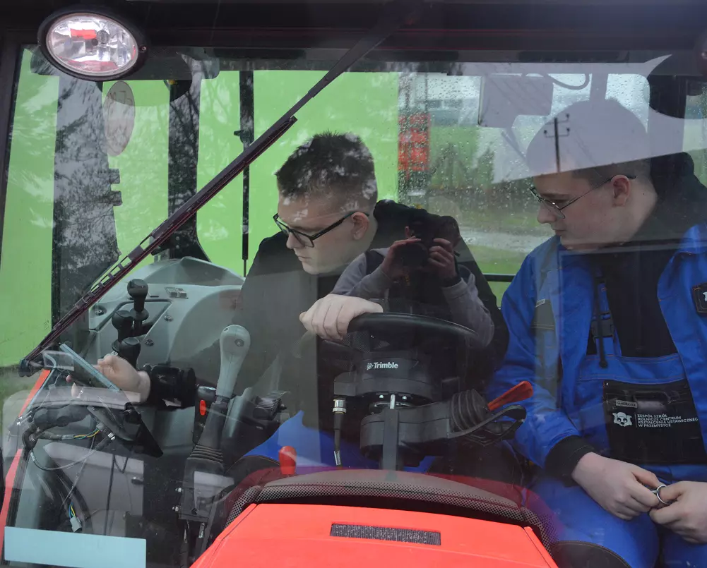 Uczeń Technik Mechanizacji Rolnictwa i Agrotroniki spawa