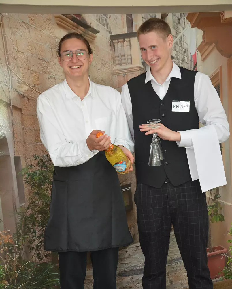 Uczniowie kierunku Technik Żywienia i Usług Gastronomicznych w strojach kelnerów