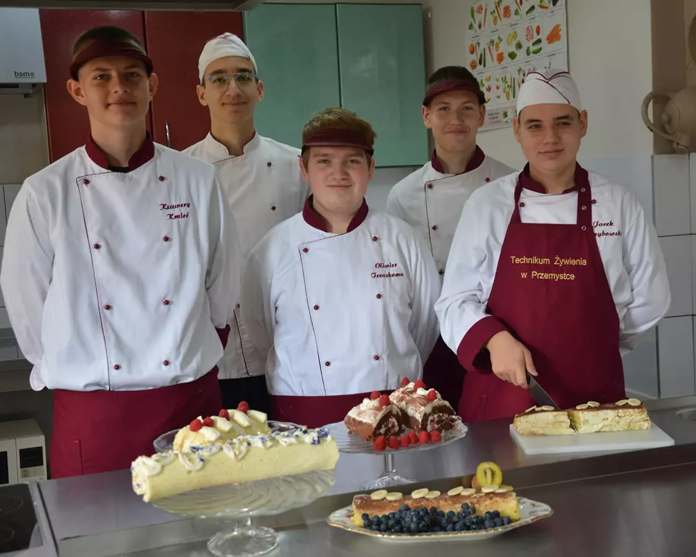 Uczniowie kierunku Technik Żywienia i Usług Gastronomicznych z potrawami